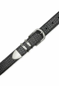 Melnas teksturētas ādas josta ar sudraba metāla sprādzi un divām cilpām uz baltā fona.