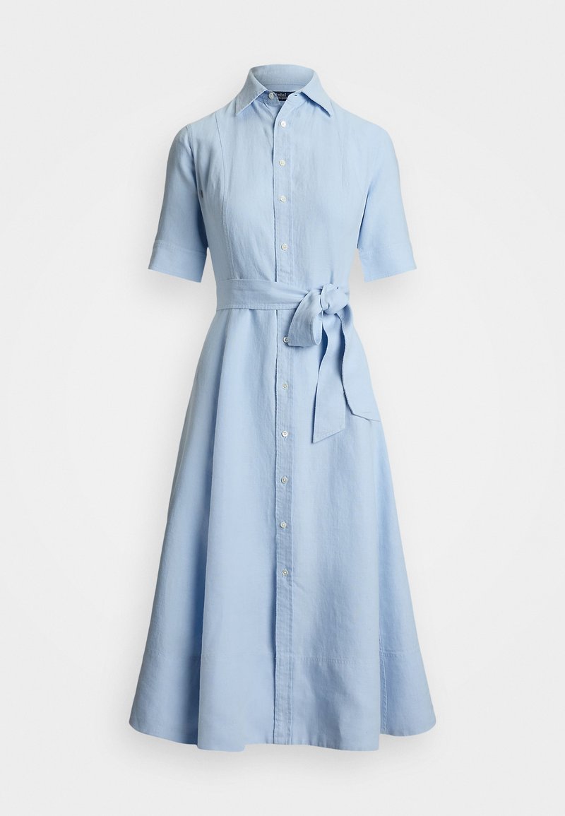 Robe en lin bleu clair avec un col, des manches courtes, un devant boutonné et une ceinture à nouer amovible à la taille. Jupe évasée.