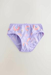 Culotte pour femmes violette avec motifs colorés d'arc-en-ciel et de cœurs, ornée d'un petit nœud à l'avant, sur un fond neutre.
