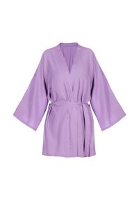 Lawendowy kimono z szerokimi rękawami i pasującym paskiem. Gładki materiał o prostym, zwiewnym kroju, z głębokim dekoltem w kształcie litery V.