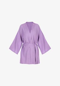 Wybrany, fioletowy krótki szlafrok plażowy