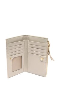 Portafoglio in pelle grigia chiara con diversi scomparti per carte, una finestra trasparente per l'ID, hardware in tono oro e chiusura a cerniera. Texture morbida e liscia.