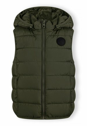Gilet matelassé vert olive avec capuche, présentant une fermeture éclair à l'avant et un patch logo noir rond. Design matelassé texturé avec poches latérales.