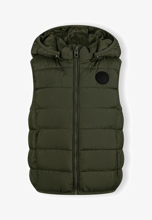 Vesta pufo de culoare verde măsliniu cu glugă, cu fermoar frontal și o etichetă rotundă neagră cu logo. Design texturat cu cusături și buzunare laterale.