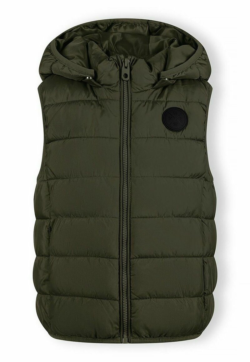 Gilet matelassé vert olive avec capuche, présentant une fermeture éclair à l'avant et un patch logo noir rond. Design matelassé texturé avec poches latérales.
