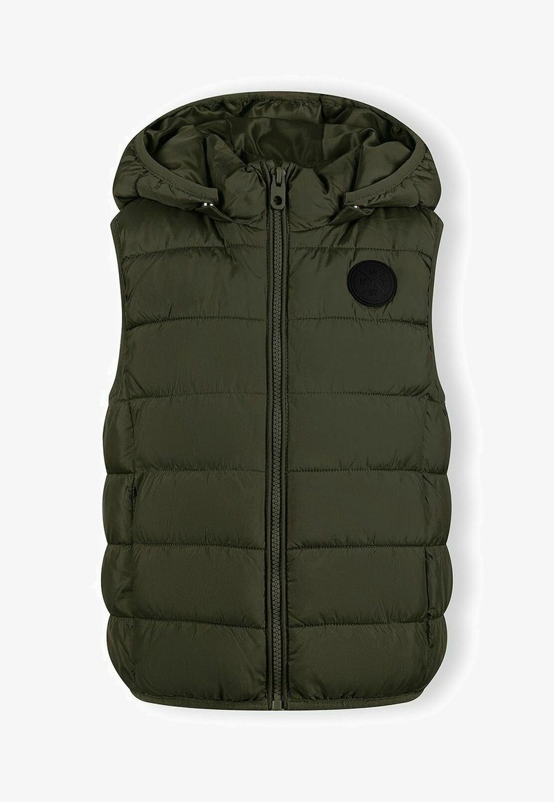Gilet imbottito verde oliva con cappuccio, dotato di zip frontale e una patch rotonda nera con logo. Design trapuntato testurizzato con tasche laterali.