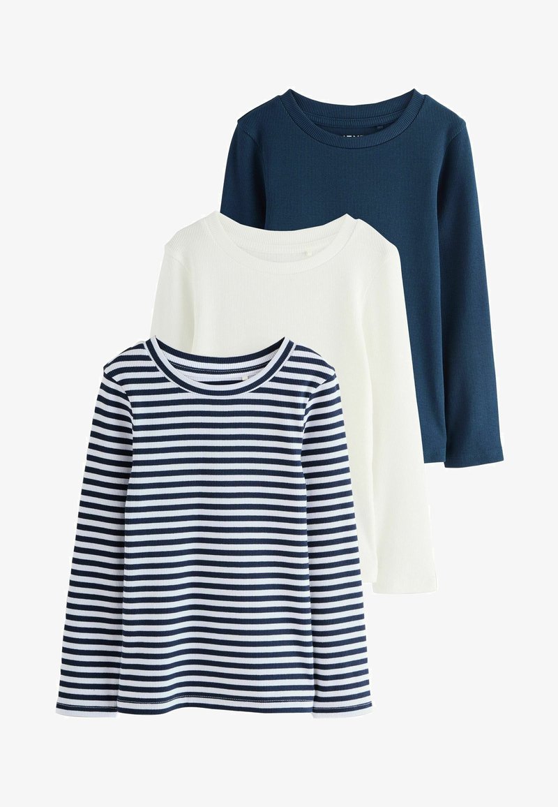 Drei langärmlige, gerippte Shirts in Marineblau, Weiß und Marineblau mit weißen horizontalen Streifen, die in überlappenden Lagen angeordnet sind.