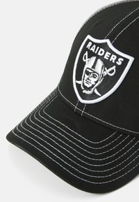 Gorra de béisbol negra con costuras blancas, que presenta un logo bordado de los Raiders en la parte frontal y un diseño de corona estructurada.