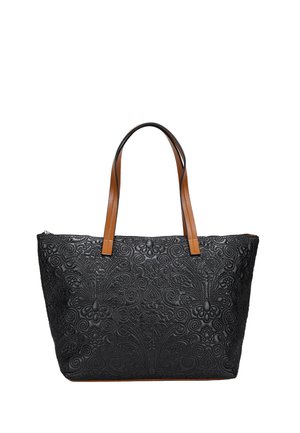 Bolso tote negro con relieve y un intrincado patrón floral, con asas de cuero marrón. Cuenta con un cierre de cremallera y un interior amplio.