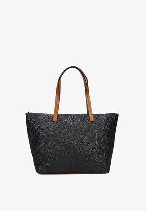 Bolso tote negro con relieve y un intrincado patrón floral, con asas de cuero marrón. Cuenta con un cierre de cremallera y un interior amplio.