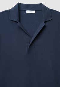 Marineblaues Poloshirt aus geripptem Stoff, mit einer Zweiknopfleiste und einem klassischen Kragen. Etikett mit der Aufschrift "CALLIOPE" am Kragen.