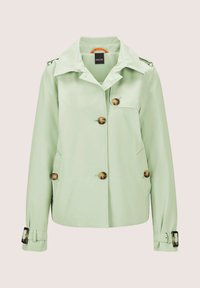 Lichtgroene knopenjas met brede kraag, twee voorzakken, schouderepauletten en gespbanden op de manchetten.