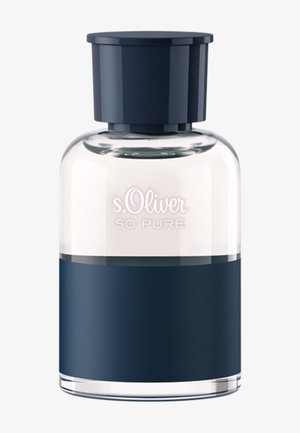 Flacon de parfum en verre transparent avec un bouchon et une étiquette bleu foncé, portant la marque « s.Oliver SO PURE » sur la partie supérieure du flacon.