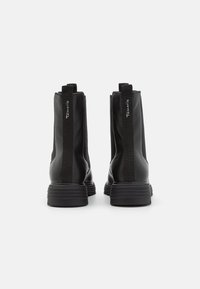 Μαύρα μποτάκια Chelsea με κομψό δερμάτινο φινίρισμα, ελαστικές πλευρικές πάνελ και υφασμένη ελαστική σόλα. Περιλαμβάνουν τσιμπητήρια για εύκολη εφαρμογή.