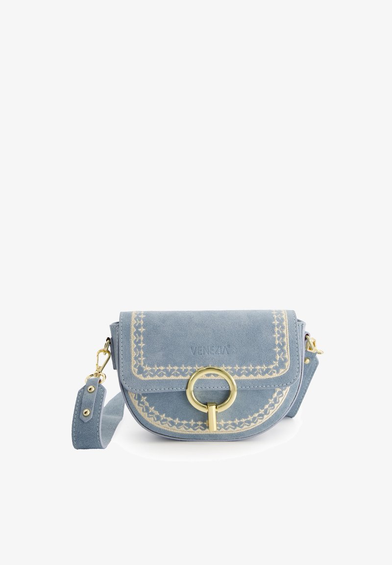 Lichtblauwe suède schoudertas met klep, gouden hardware, geperst logo en decoratieve stiksels langs de randen. Verstelbare schouderriem inbegrepen.