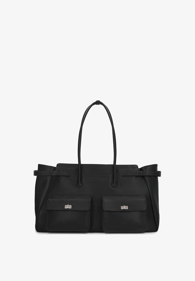 Sac cabas en cuir noir avec deux poches avant à rabat sécurisées par des fermoirs argentés à tourniquet et deux bretelles d'épaule.