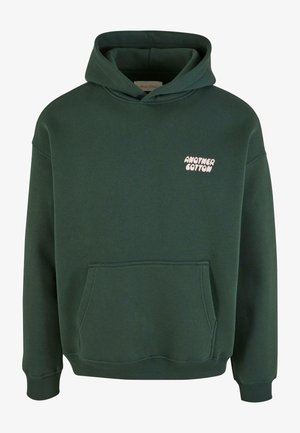 Grøn bomulds-hoodie med en frontlomme, snoretræk i hætten og hvid "ANOTHER COTTON" logo på venstre bryst. Ribbenede manchetter og kant.