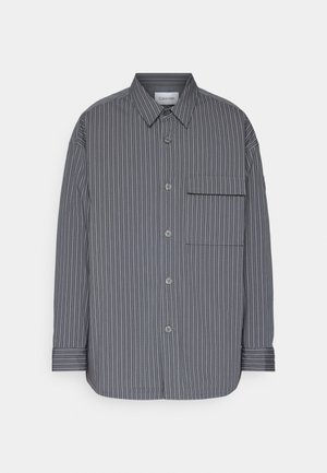 Cămașă cu dungi, în culori gri și alb. Prezintă un buzunar la piept, guler clasic și mâneci lungi cu manșetă. Textură de țesătură moale.