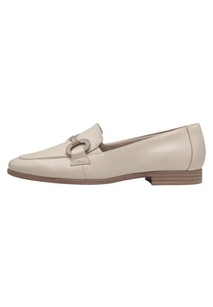 Mocassino in pelle beige con un accento metallico decorativo, superficie liscia, punta arrotondata e tacco basso impilato. Design leggero e semplice.