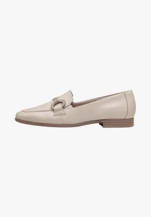 Mocassino in pelle beige con un accento metallico decorativo, superficie liscia, punta arrotondata e tacco basso impilato. Design leggero e semplice.