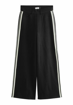 Sorte bukser med vide ben, elastisk talje og to hvide lodrette striber ned langs ydersiden af hvert ben.