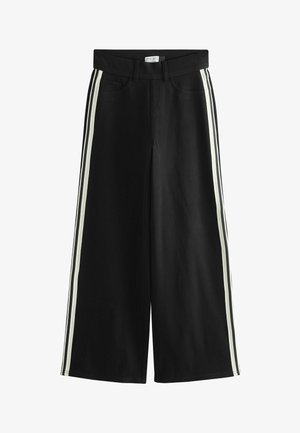 Schwarze Hosen mit weitem Bein, elastischem Bund und zwei weißen vertikalen Streifen, die an den Außenseiten jedes Beins verlaufen.