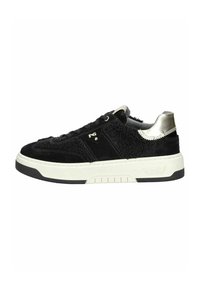 Zwarte sneakers gemaakt van textuurmateriaal met een gladde zilveren hakaccent, witte tussenzool en zwarte rubberen outsole. Voorzien van een vetersluiting.
