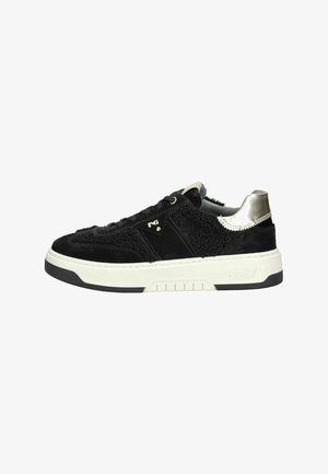 Zwarte sneakers gemaakt van textuurmateriaal met een gladde zilveren hakaccent, witte tussenzool en zwarte rubberen outsole. Voorzien van een vetersluiting.