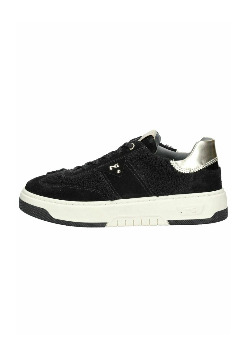 Zwarte sneakers gemaakt van textuurmateriaal met een gladde zilveren hakaccent, witte tussenzool en zwarte rubberen outsole. Voorzien van een vetersluiting.