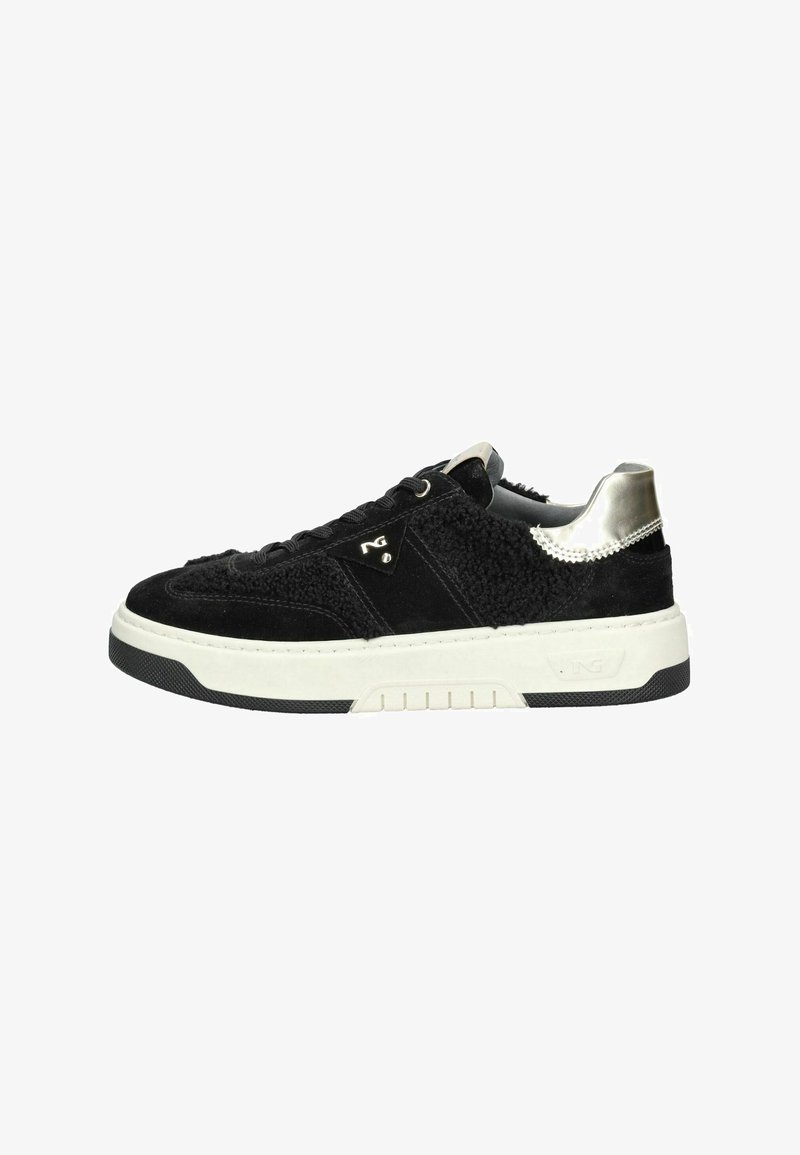 Zwarte sneakers gemaakt van textuurmateriaal met een gladde zilveren hakaccent, witte tussenzool en zwarte rubberen outsole. Voorzien van een vetersluiting.