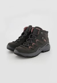 Schwarze Wanderstiefel mit einem Obermaterial aus Wildleder und Mesh, pinken Akzenten, Schnürung und einer robusten Gummisohle, die für Traktion und Stabilität sorgt.