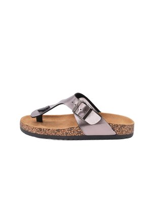 Sandalo aperto con suola in sughero, soletta color cuoio, cinturino metallico con fibbia regolabile e asola per il dito del piede su sfondo bianco.