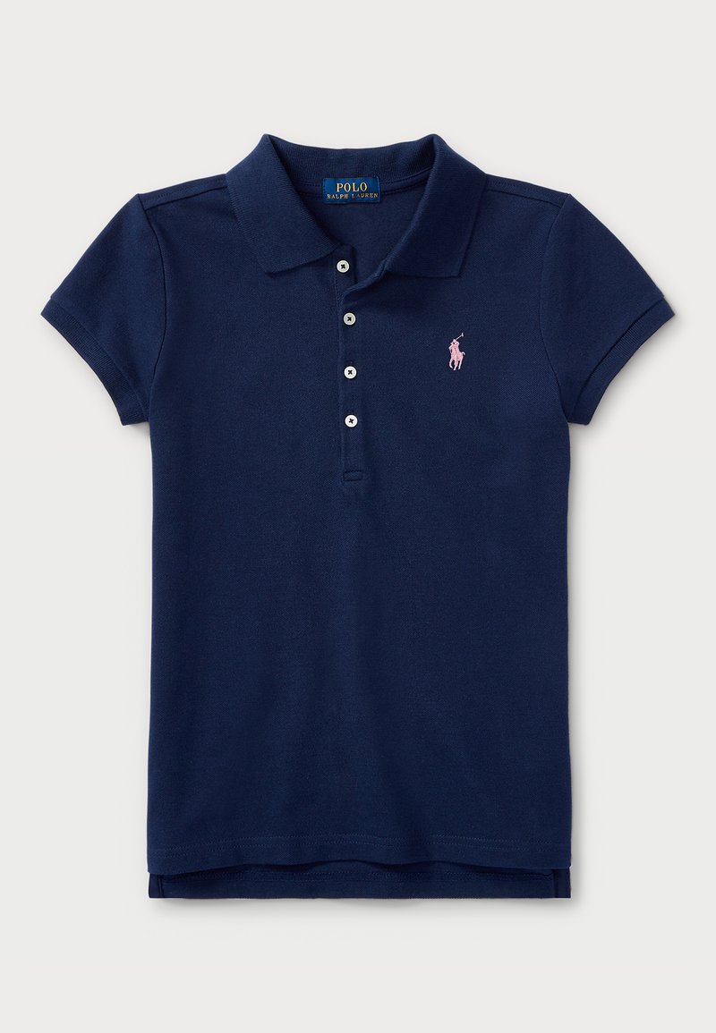 Camisa polo azul marinho com gola, quatro botões e mangas curtas. Apresenta um pequeno logótipo de cavalo rosa no lado esquerdo do peito. Material em algodão.
