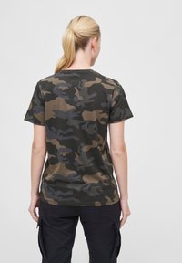 Rövid ujjú terepmintás póló zöld, barna és sötétszürke színekben. Kerek nyakkivágású, laza szabású, sima anyagú.