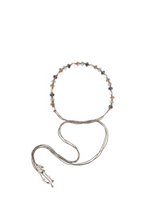 Collar de cordón fino con pequeñas cuentas redondas en azul claro, marrón y naranja, anudado con extremos sueltos y borlas de cuentas sobre fondo blanco.