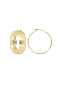 Pendientes de aro de oro con un diseño texturizado y ancho en uno y un acabado suave y delicado en el otro, ambos con una superficie brillante.