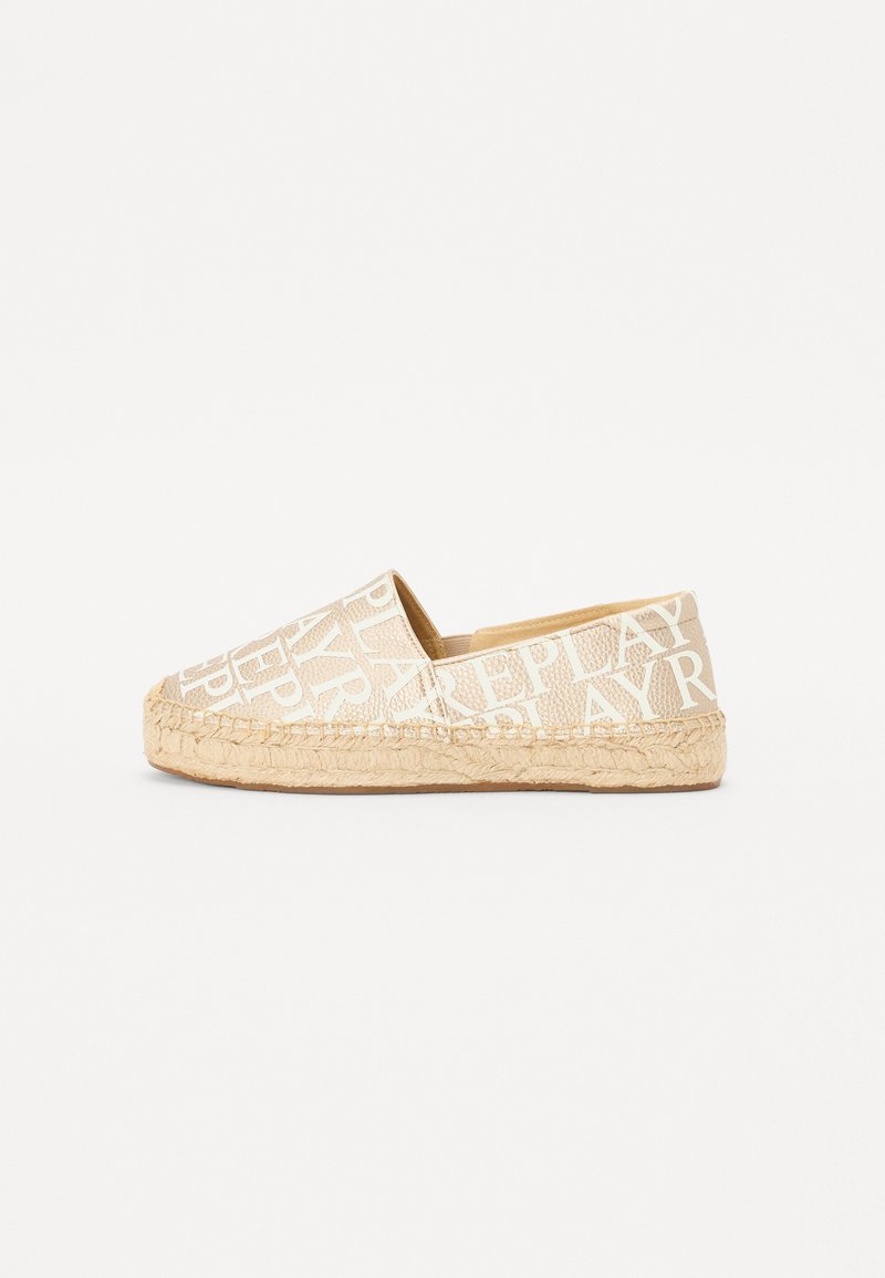Scarpa espadrilla in tela beige con grandi lettere bianche. Presenta una soletta in corda di juta e punta rotonda. Design minimalista senza ulteriori accenti.