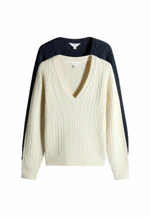 Gestrickte Pullover in Creme und Dunkelgrau, mit V-Ausschnitt, langen Ärmeln und gerippten Bündchen und Saum, die strukturierte Muster betonen.