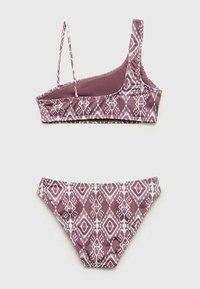 Bikini set s jedným ramienkom a zodpovedajúcim spodným dielom. Materiál má geometrický vzor v mauve a bielej farbe, s hladkou textúrou.