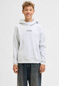 Sudadera de color gris claro con un bolsillo tipo canguro, que presenta el logo "JACK & JONES" en verde oscuro. Tejido suave y texturizado con capucha ajustable con cordón.