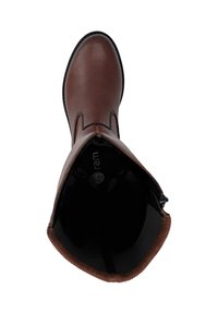 Stivale alla caviglia in pelle marrone con punta arrotondata, finitura testurizzata e suola in gomma nera. Interno foderato in tessuto nero con motivo a logo.