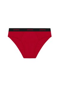 Rote Baumwollslips mit einem schwarzen elastischen Bund, der die Marke "yamamay" in roter Schrift trägt, und einem klassischen Schnitt.