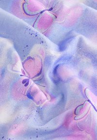 Țesătură albastru deschis cu o textură moale, având un model de fluturi în nuanțe de roz și lavandă, îmbinate pe un fundal asemănător acuarelei.