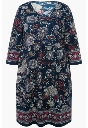Vestido floral marino con escote en V, mangas tres cuartos, intrincados patrones en rojo y dorado, y una cintura fruncida con un dobladillo decorativo.