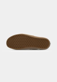 Sneaker zool met een gestructureerd, honingraatpatroon in bruine rubber; gladde randen; ontworpen voor grip en duurzaamheid; lichtgewicht constructie.