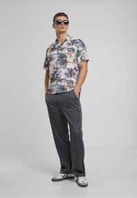 Urban Classics RESORT - Button down-skjorte - blueleaves