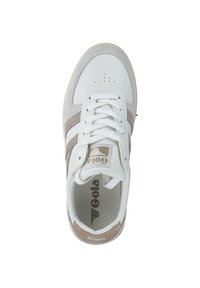 Sneaker bianco in pelle con strisce in suede beige, punta forata e logo sulla linguetta. Suola in gomma con texture minima.