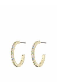 Guldtonade hoops med en texturerad design och flerfärgade stenar längs kanten, säkrade med en klipsstängning.