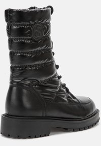 Svarta knähöga stövlar med en puffig design, glänsande syntetmaterial, gummisula, rund tå och dekorativ logotyp på sidan.