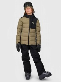 Παιδί με ελαιόλαδο και μαύρο χειμερινό μπουφάν, μαύρο παντελόνι χιονιού, μαύρα γάντια, ελαιόλαδο σκουφάκι, γυαλιά σκι και μαύρες μπότες σκι, που στέκεται μπροστά σε λευκό φόντο.